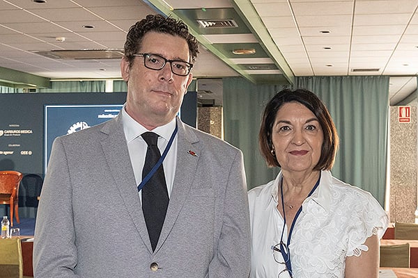 José Carlos Cardillo, jefe de Servicio de Mantenimiento del Hospital Río Ortega; y Dolores Garijo, directora de Administración de Agenor Mantenimientos.
