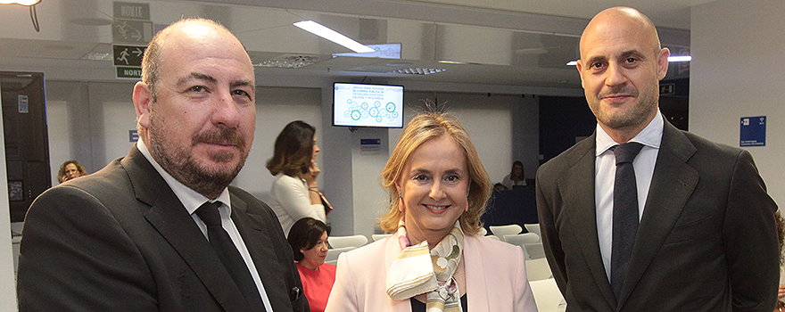 Pedro Costa, director de Unidad de Negocio de Fresenius; Margarita Alfonsel, y Jorge Robles, socio del despacho de abogados Cuatrecasas.