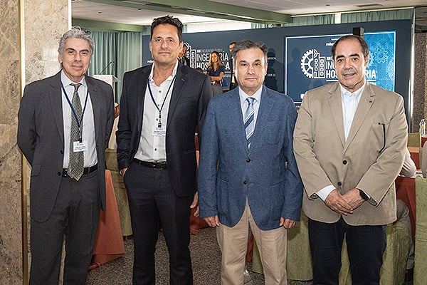 José Manuel Giraldo, técnico de Mantenimiento del Hospital Universitario Virgen del Rocío; Luis Fernando Talavera, director de Ingeniería del Hospital Universitario de Gran Canaria Doctor Negrín y vicepresidente de la AEIH; José Luis López González, presidente de la Asociación Española de Ingeniería Hospitalaria (AEIH); y Francisco Javier Guijarro, secretario genera de la AEIH.