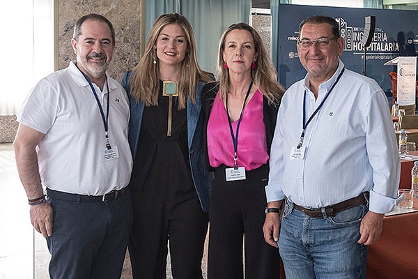Juan Carlos Guijarro, asesor de la AEIH; Rut García, directora comercial de Carburos Médica; Yolanda Deus, responsable de Ventas de Carburos Metálicos zona Noroeste; y Fernando Mateo, director de Poligon.