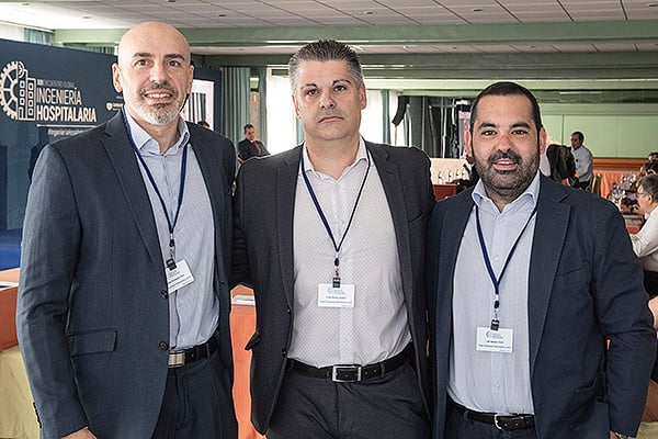 Raúl González, coordinador nacional de Desarrollo de Negocio del Grupo Empresarial Electromedico; Gustavo Fraile, gerente de Proyectos y Desarrollo de Negocio del Grupo Empresarial Electromedico; y David Lois Vázquez, director de Concursos y Contratos del Grupo Empresarial Electromedico.