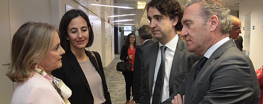 Margarita Alfonsel y María Navarro charlan con Pablo Crespo y Julio de la Rosa.