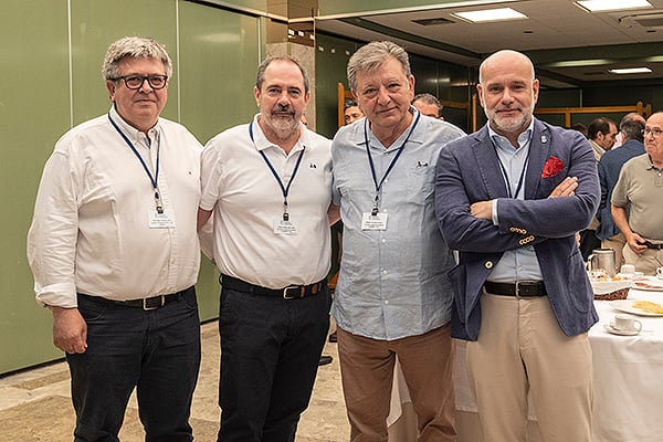 Francisco Pérez, técnico de Gestión de Control del Hospital Ramón y Cajal; Juan Carlos Guijarro, asesor de Asociación Española de Ingeniería Hospitalaria (AEIH); Antonio Romero-Toro, asesor de la AEIH; y Luis Mosquera, director General del Grupo Air Products-Carburos Metálicos.
