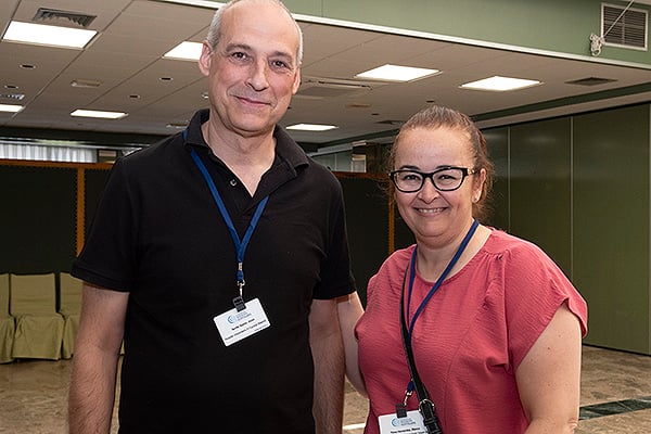 Víctor Sevilla, jefe de Mantenimiento del Hospital de El Escorial; Blanca Pérez, directora de Gestión del Hospital Virgen de la Poveda.