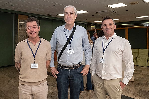 Juan José Escuredo, jefe de Servicio de Ingeniería del Hospital del Bierzo; Javier Fernández de Aranguez, jefe de Servicio de Mantenimiento del Hospital Miranda del Ebro; y Fernando Fernández, técnico del Servicio Técnico de Mantenimiento del Hospital El Bierzo.