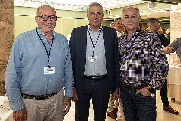 Tomás Romera, responsable de Explotación y Sistemas de Emergencias Sanitarias de Castilla y León; Manuel Bermejo, jefe de la Unidad de Mntenimiento del Complejo Asistencial Universitario de León; y Pedro Vivar.
