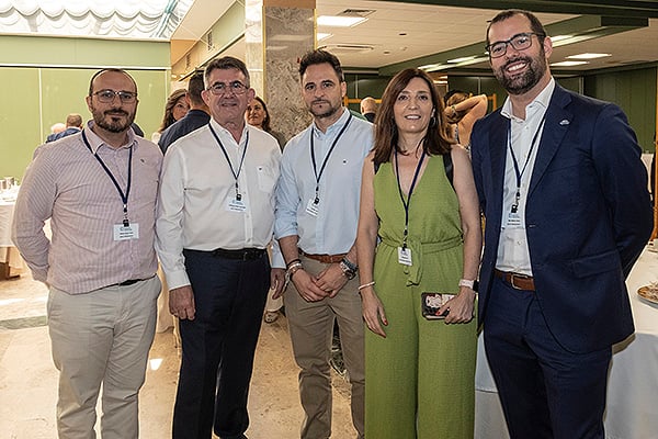 Óscar Herrero, gestor de Licitaciones Agenor Mantenimientos; José Ángel Rodríguez Arregui, CEO de Agenor; David Peña Martin, jefe de Servicio Técnico del Hospiral Universitario de Móstoels; Nuria Guedan, responsable de Medicina del Hospital Universitario de Móstoles; y David Sanz, director de Contratación de Agenor Mantenimientos.