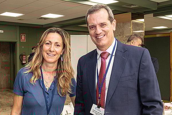 Elia Crespo y Joaquín Gavilán, subdirector del Servicio General del Hospital Reina Sofía de Córdoba.