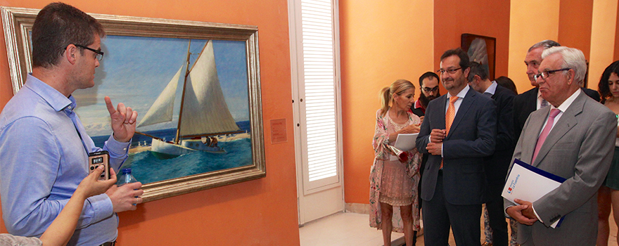 Autoridades y periodistas atienden las explicaciones de Gargantilla sobre un cuadro del pintor norteamericano Edward Hopper, seleccionado por su temática y su predominio del color azul, que contribuye al sosiego de los pacientes.