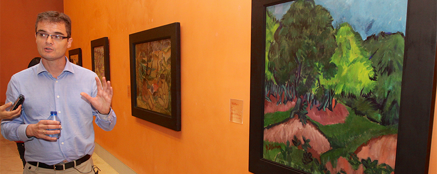 Gargantilla muestra otro de los cuadros seleccionados, una obra expresionista que se aleja de las temáticas más inquietantes propias de esa corriente y muestra un paisaje boscoso y bucólico, con predominios de tonos verdes.