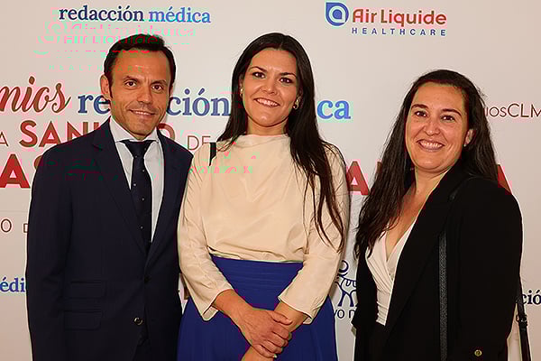 Alfonso Espinosa, gerente del Hospital Quironsalud; Monserrat Ortiz, directora de Enfermería de Quironsalud Ciudad Real; y Sonia Fernández, directora de Relación con el Paciente de Quieronsalud de Ciudad Real.