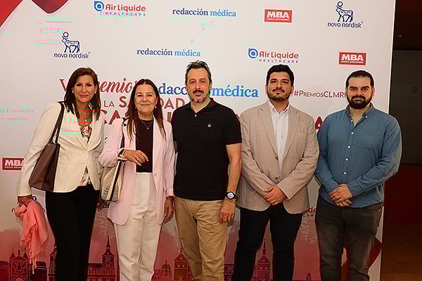 Del Hospital Hellín:Remedios Calero, directora de Gestión de la Gerencia de Atención Integrada; Mónica Vargas, directora gerente; Gregorio Romero, jefe de sección de Farmacia, Sergio Portillo, farmacéutico adjunto; Carlos Campayo, dacultativo de Medicina Interna.