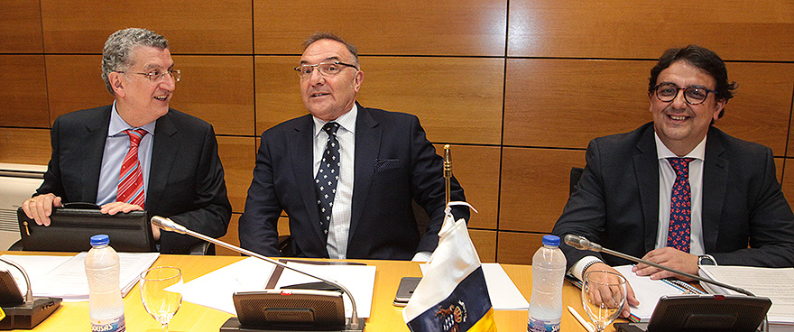 Sebastián Celaya, José Manuel Baltar, consejero de Sanidad de Canarias, y José María Vergeles, consejero de Sanidad de Extremadura. 