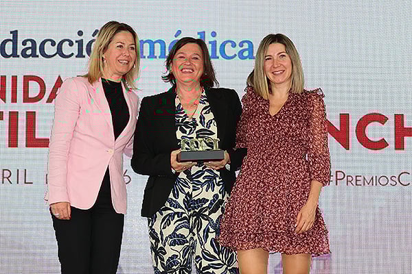 Monserrat Hernández Luengo, directora general de Cuidados y Calidad del Servicio de Salud de Castilla-La Mancha; entrega el premio en la categoría Acción Enfermera a Susana Cantero Quintero, enfermera de la Unidad de Arritmias del Hospital de Hellín (Albacete); y Teresa López García, enfermera supervisora de Arritmias y Hemodinámica del Hospital General de Albacete.