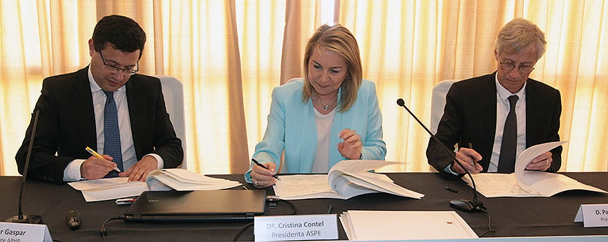 Momento de la firma del acuerdo de colaboración entre Portugal y España.