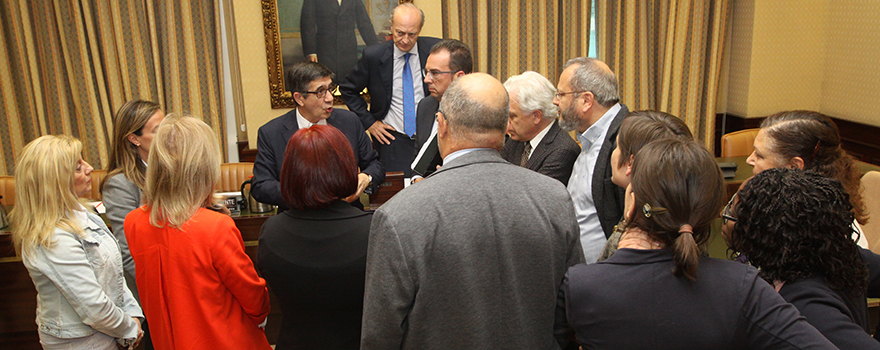 El presidente de la Comisión pregunta a los portavoces cómo oganizar el tiempo tras la ausencia del Delegado del Gobierno para el Plan Nacional sobre Drogas. 