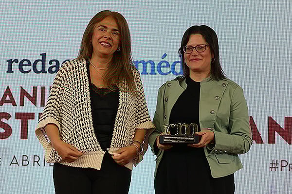 María del Carmen Encinas Barrios, directora general de Planificación, Ordenación e Inspección Sanitaria y Farmacia de la Consejería de Sanidad de Castilla-La Mancha; entrega el premio en la categoría Acción Farmacéutica a Esther Marco Tejón, farmacéutica del Área de Atención Primaria de la Gerencia de Atención Integrada de Guadalajara.