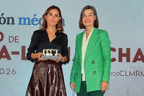 Silvia Meije Nadal, directora de Acceso al Mercado y Relaciones Institucionales de Novo Nordisk; entrega el premio en la categoría Campaña o Acción Sanitaria a Concepción Sánchez Montero, presidenta del Consejo de Colegios Oficiales de Farmacéuticos de Castilla-La Mancha.