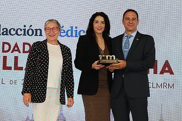 María Teresa Marín Rubio, directora general de Humanización y Atención Sociosanitaria de la Consejería de Sanidad de Castilla-La Mancha; y Consuelo Moreno Prieto, presidenta de la Sociedad Española de Médicos Generales y de Familia (Semg) de Castilla-La Mancha. En representación de Pilar Rodríguez Ledo, miembro del Jurado; y presidenta de la Sociedad Española de Médicos Generales y de Familia (Semg); entregan el premio de la categoría Asociación de Pacientes a Antonio Acebal Miñano, vicepresidente de la Asociación de Familias de Niños con Cáncer de Castilla-La Mancha (Afanion).