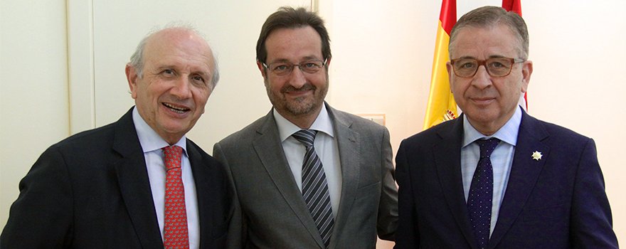 Máximo González Jurado; Fernando Prados, director general de Coordinación de Atención al Ciudadano y Humanización de la Asistencia Sanitaria de la Comunidad de Madrid; y Jorge Andrada. 