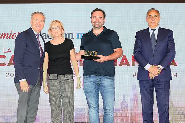 Cayetano Fuentes Organero, director general de Salud Digital de la Agencia de Transformación del Servicio de Salud de Castilla-La Mancha; y Julio de la Rosa Escribano, director de Relaciones Institucionales y Acceso al Mercado de Air Liquide Healthcare; entregan el premio en la categoría Aportación Tecnológica a José Julián Cortés Vela, jefe de Servicio de Radiodiagnóstico del Hospital de Cuenca; y Daniel Doliva Martínez, jefe de Sección de Radiodiagnóstico del Hospital de Cuenca.