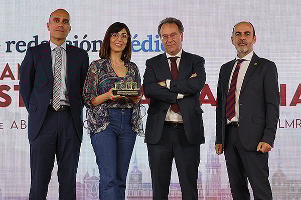Abel Cuellar de León, presidente de la Sociedad Española de Médicos de Atención Primaria de Castilla-La Mancha (Semergen); y Ricardo López Garzón, director general de Sanitaria 2000 – Empresa editora de Redacción Médica; entregan el premio en la categoría Acción Investigadora a Pedro Abizanda Soler, jefe del Servicio de Geriatría del Hospital de Albacete; y Almudena Avendaño Céspedes, enfermera Coordinadora de la Unidad de Investigación de Geriatría del Hospital de Albacete.