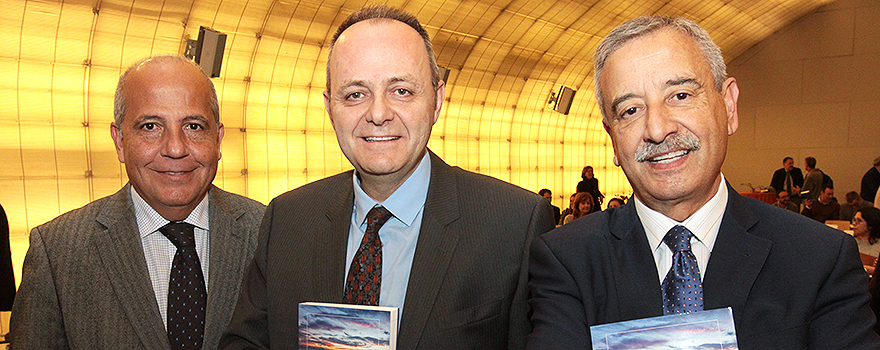 El director de Internacional de Hefame, Francisco López y el director de Logística de Hefame, Juan Luis Vilar, junto a Carlos Coves.