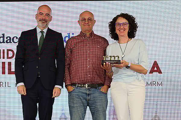 Íñigo Cortázar Neira, director general de Recursos Humanos y Transformación del Servicio de Salud de Castilla-La Mancha; entrega el premio en la categoría de Docencia a Begoña Fernández Valverde, directora de Continuidad Asistencial y Calidad del Hospital de Cuenca; y Jorge Lema Bartolomé, coordinador de la Unidad de Simulación de la Gerencia de Atención Integrada de Cuenca.