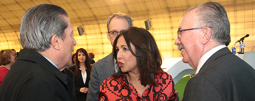 Federico Mayor Zaragoza, Isabel Gemio y Carlos Lens charlan minutos ants del inicio de la jornada.