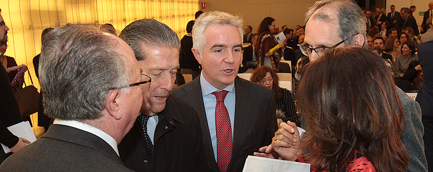 Carlos Lens, Federico Mayor Zaragoza, Ignasi Biosca, Rafael Cantón e Isabel Gemio charlan animadamente momentos antes del debate. 