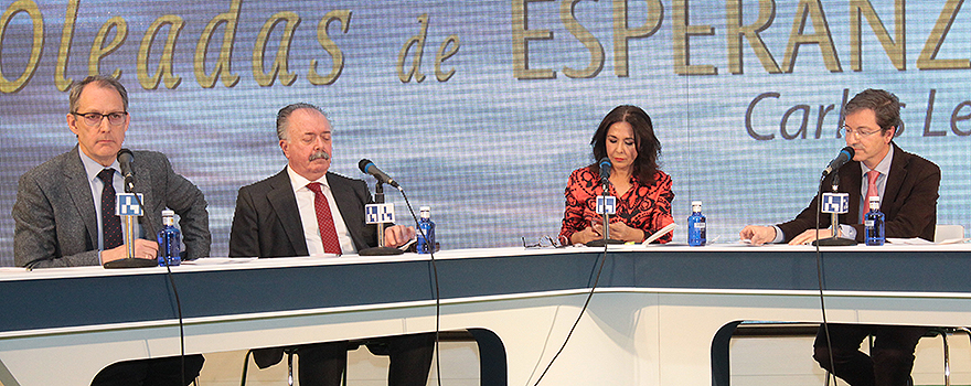 Rafael Cantón, Carlos Lens, Isabel Gemio y José Miguel Cisneros al inicio del debate 'Pasado, presente y futuro de los antibióticos'.