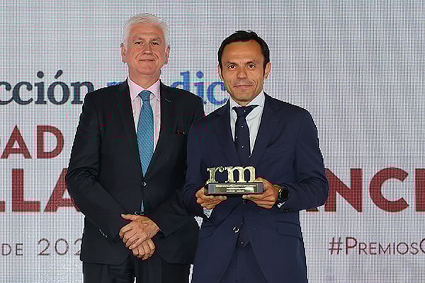 Jesús Pérez Fernández, director de Acceso al Mercado de MBA Surgical Empowerment; entrega el premio en la categoría Centro Sanitario Privado a Alfonso Espinosa Ruiz, director gerente del Hospital Quirónsalud Ciudad Real.