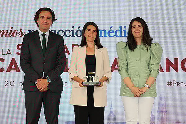 Inmaculada Gutiérrez Ramírez, secretaria general de la Consejería de Sanidad de Castilla-La Mancha; y Pablo Crespo de la Cruz, secretario general Federación Española de Empresas de Tecnología Sanitaria (Fenin). En representación de Jorge Huertas Colomina, miembro del Jurado y presidente de la Federación Española de Empresas de Tecnología Sanitaria (Fenin); entregan el premio en la categoría Sociedad Científica a Eva García Camacho, vicepresidenta de la Sociedad Castellano-Manchega de Cardiología.