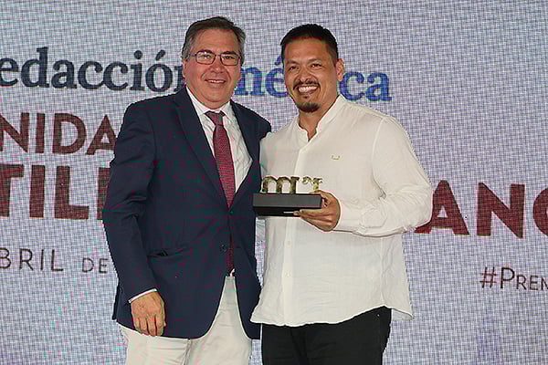 Joaquín Torres Moreno, director general de Salud Pública de la Consejería de Sanidad de Castilla-La Mancha; entrega el premio en la categoría Salud Comunitaria y Acción Ciudadana a Hugo Daniel Patiño Ortega, coordinador de la Unidad Punto de Encuentro para la atención de salud sexual de Castilla-La Mancha del Hospital General La Mancha Centro (Ciudad Real).
