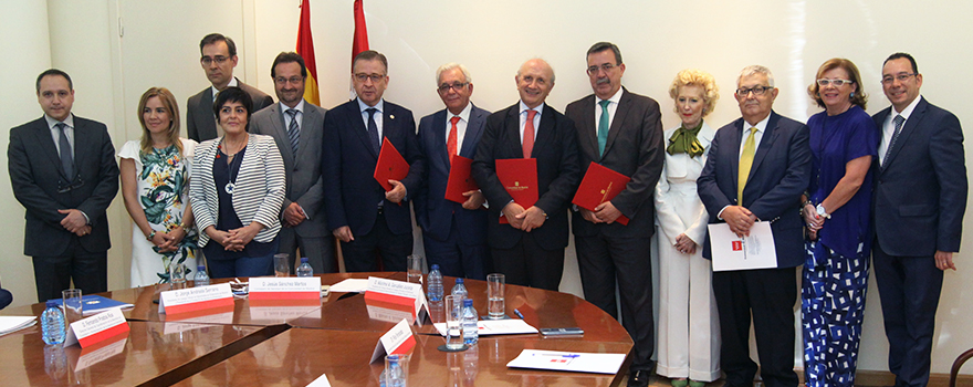 Los altos de la Consejería de Sanidad de Madrid y los representantes de Enfermería tras la firma del convenio.