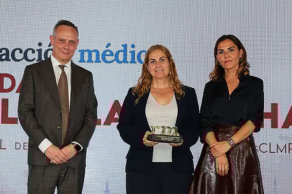 Luis Ruiz Molina, secretario general del Servicio de Salud de Castilla-La Mancha; y Concepción Sánchez Montero, presidenta del Consejo de Colegios de Farmacéuticos de Castilla- La Mancha. En representación de Jesús Aguilar Santamaría, miembro del Jurado y presidente del Consejo General de Colegios Oficiales de Farmacéuticos (Cfcof); entregan el premio en la categoría Administración Sanitaria a Gema Arriola Pereda, jefa de Sección de Pediatría de la Estrategia de Cuidados Paliativos Pediátricos de Guadalajara; Alicia Jiménez Sahuquillo, médico FEA de Pediatría de la Estrategia de Cuidados Paliativos Pediátricos de Albacete; María Lloret García, enfermera de la Estrategia de Cuidados Paliativos Pediátricos de Toledo; y Julia Pareja Grande, médico FEA de Pediatría de la Estrategia de Cuidados Paliativos Pediátricos de Ciudad Real.