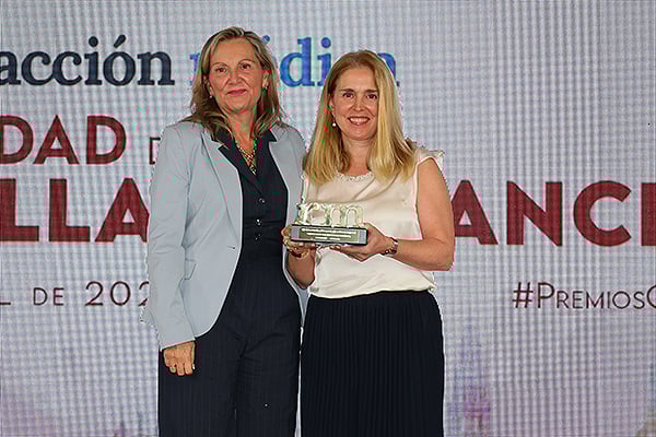 María de los Ángeles Martín Octavio, directora general de Atención Primaria del Servicio de Salud de Castilla-La Mancha; entrega el premio en la categoría Centro de Atención Primaria a Yolanda Carrasco Barrio, coordinadora médica del Centro de Salud de Santa María de Benquerencia (Toledo).