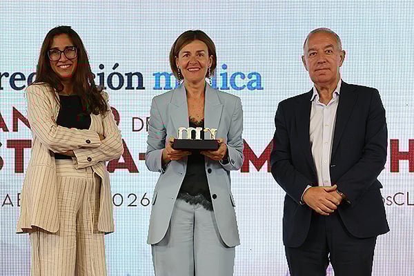 Cristina Pérez Hortet, directora general de Asistencia Sanitaria del Servicio de Salud de Castilla-La Mancha; y José Soto Bonel, miembro del Jurado y presidente de la Sociedad Española de Directivos de la Salud (Sedisa); entregan el premio en la categoría de Acción Médica a Dunia de Miguel Llorente, jefa del Servicio de Hematología y Hemoterapia del Hospital de Guadalajara.