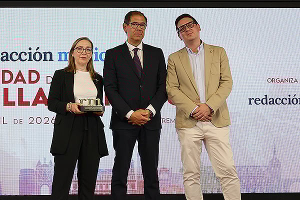 Óscar Talavera Encinas, director general de Hospitales del Servicio de Salud de Castilla-La Mancha; entrega el premio en la categoría Servicio Hospitalario a Francisco Hernández Fernández, neurólogo y neurorradiólogo intervencionista de la Unidad de Neurorradiología de la Gerencia de Atención Integrada de Albacete; y María José Pedrosa Jiménez, jefa de la Sección de Radiología Vascular e Intervencionista de la Gerencia de Atención Integrada de Albacete.