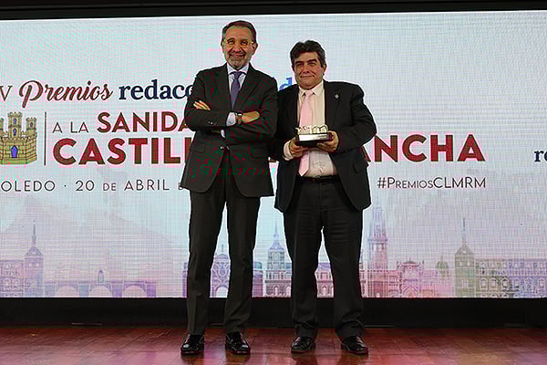 Jesús Fernández Sanz, consejero de Sanidad de Castilla-La Mancha; entrega el premio en la categoría Acción Gestora a Cesáreo Peco Almansa, director gerente de la Gerencia de Atención Integrada de Puertollano.