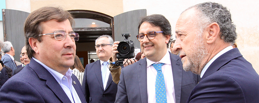 El presidente extremeño, Guillermo Fernández Vara, y el consejero de sanidad, José María Vergeles, conversan con el presidente de Sanitaria 2000, José María Pino, al inicio del acto de entrega de los Premios Sanitaria 2000 a la Sanidad de Extremadura.