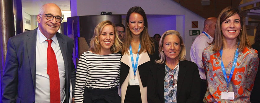 Federico Plaza, director de Corporate Affairs de Roche; Clara Castaño, de Comunicación de Roche; Elisa Salas, de Roche; María Jesús Fraile, subsecretaria del Ministerio de Sanidad, y María Brañas, de Roche.