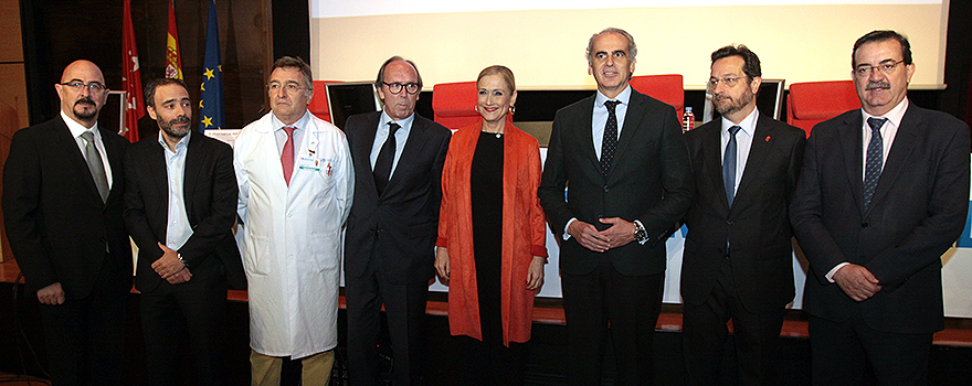 La presidenta Cristina Cifuentes posa junto a representantes de la Consejería de Sanidad de la Comunidad de Madrid y del Hospital Ramón y Cajal.