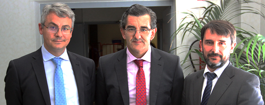 Santiago Ruiz de Aguiar, director médico del Hospital Universitario HM Puerta del Sur; con Juan Abarca Cidón y Cristóbal Belda, director ejecutivo de la Fundación Investigación HM Hospitales. 