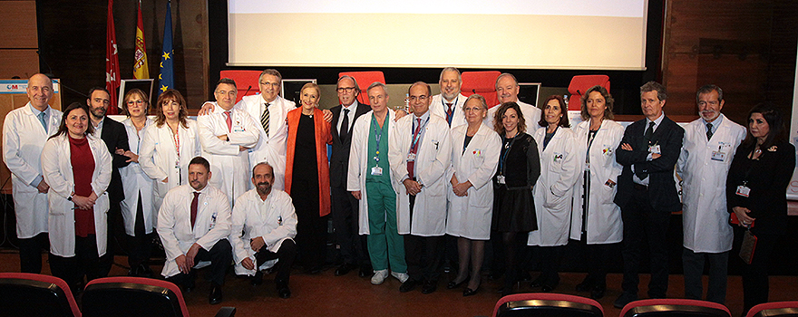 Los jefes de Servicio del Hospital Ramón y Cajal posan con la presidente Cristina Cifuentes tras el anuncio del Plan de Inversiones.