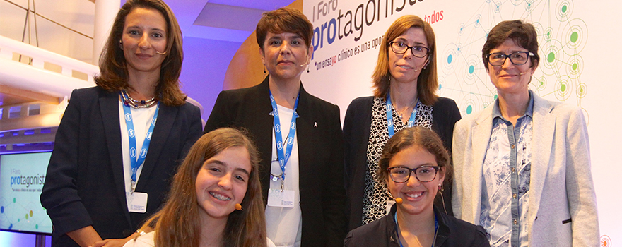 Por arriba: Elvira Falco, Regulatory Head de Roche; Catiana Martínez Cánovas, de Fecma; Begonya Nafria, de Eupati; María Antonia Serrano Castro, jefa de Ensayos Clínicos de la Aemps. Abajo, dos jóvenes representantes de la iniciativa Kids BCN, para formar a niños y adolescentes en ensayos clínicos. 