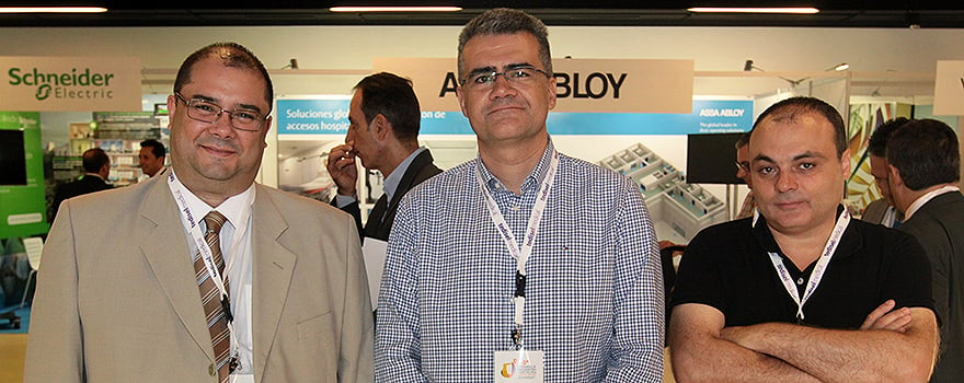 Juan Carlos Porta, técnico comercial de Agenor; César Barrera y Francisco Javier Lecondo, jefe de Sección de la Oficina Técnica del Hospital Universitario Nuestra Señora de Candelaria, respectivamente.