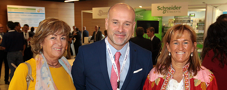 Luis Mosquera (en el centro) posa con Concepción Poch, técnica de la AEIH y Cristina Torres, subdirectora de Ingeniería del Complejo Hospitalario Universitario Insular-Materno Infantil de Gran Canaria.