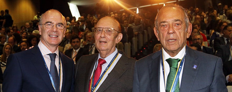 Armando Solís con Manuel Campos Villarino, exsecretario general de AMA; y Juan Sánchez, exconsejero de AMA.