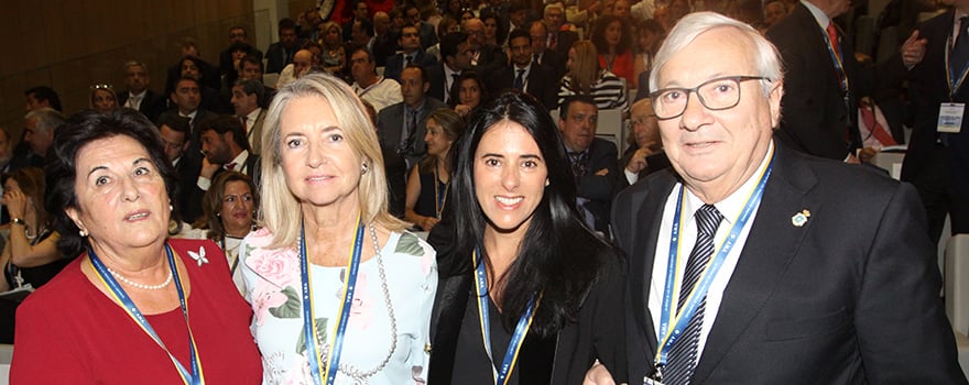 María Guadalupe Solís, esposa de Diego Murillo; con Isabel Vale, esposa de Luis Campos; con Guadalupe Murillo y José Emilio Buela, vicesecretario de AMA.